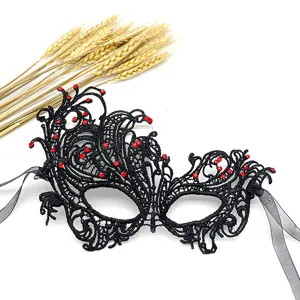Maschera in pizzo nero con strass rossi, design fenice mezza faccia per festa a tema.