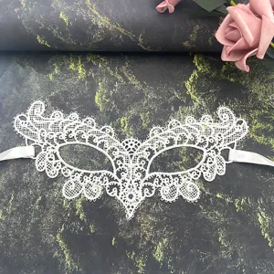 Nahaufnahme der weißen Spitzen-Maske für Halloween Kostüm Party und Maskerade Anlässe.
