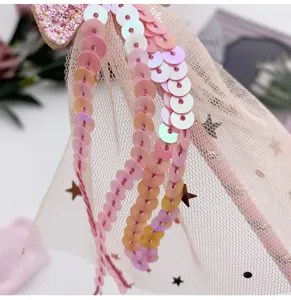 Joli baton de fée étoile en tulle à paillettes accessoire de déguisement princesse enfants.