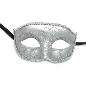 Dettaglio maschera da festa in argento, squisiti motivi con glitter a spirale, elegante accessorio.