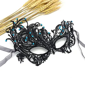 Elegante maschera da carnevale in pizzo nero con strass blu, perfetta per feste ed eventi.