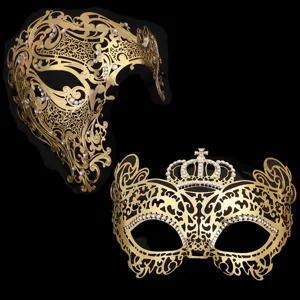 Primo piano dettagliato di eleganti maschere in filigrana metallica dorata con strass.