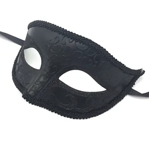 Dettaglio in primo piano della maschera di carnevale nera con motivi glitterati per feste.