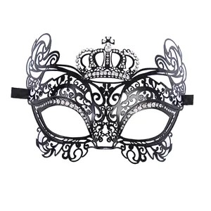 Maschera di carnevale nera in metallo con strass brillanti per feste e spettacoli.