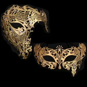 Maschera metallo oro strass dettaglio che mostra il design intagliato in filigrana per festa.