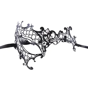 Dettaglio in primo piano della maschera di carnevale in metallo nero con strass luminosi.