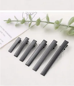 Detailaufnahme von sechs schwarzen Metall Haarklammern in verschiedenen Größen für DIY Accessoires.