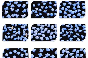 Nahaufnahme Detailansicht von sortierten blauen flachen Nagelstrasssteinen in verschiedenen Form.