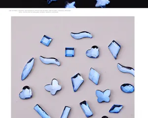 Flache gemischte Nagel-Strasssteine Detailansicht, glitzernde unregelmässige Kristall-Charms.