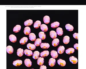 Detailopname van laserroze platte strass-steentjes, glinsterende nail art-edelstenen dichtbij.