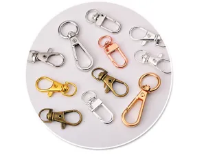 Vista de cerca de accesorios de llavero con mosquetón de metal en varios colores.