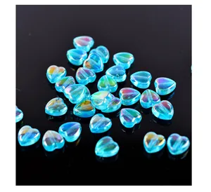 Perles de coeur AB bleues transparentes gros plan détail bricolage perles en vrac