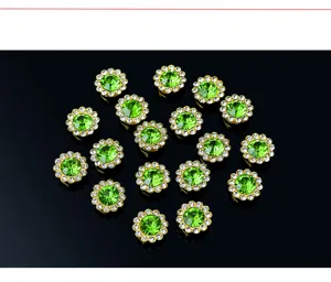 Détail des boutons strass tournesol, cristaux verts étincelants accessoires nœud cheveux DIY.