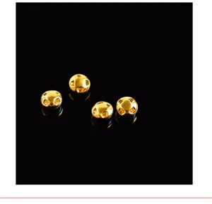 Nahaufnahme goldener halbkugelförmiger Zierknöpfe, ideal für DIY-Bastelarbeiten.