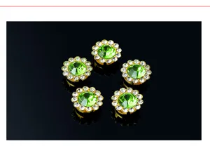 Gros plan détaillé du bouton fleur en strass vert, embellissements en cristal pour DIY.