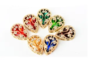 Exquisitos botones de costura de diamantes de imitación en forma de gota con base dorada.