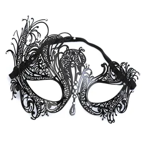 Maschera di carnevale in metallo nero con strass per festa, ballo e spettacoli di Halloween.
