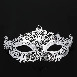 Maschera di carnevale in metallo argentato con strass per festa, Halloween e spettacolo.
