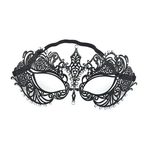 Primo piano della maschera in metallo nero con strass scintillanti e delicato design traforato.