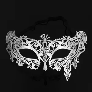 Maschera in metallo argentato con eleganti dettagli in strass per festa dettaglio.