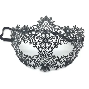 Dettaglio di maschera nera intagliata al laser con strass lucidi e fascia elastica comoda.