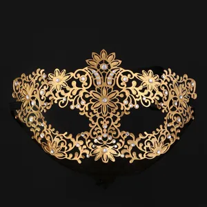 Vista dettagliata della maschera di metallo dorato con strass per festa e costume Halloween.