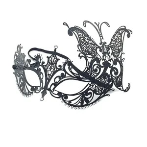 Maschera di carnevale in metallo nero con strass a farfalla per feste e spettacoli.