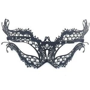 Dettaglio maschera in metallo nero con strass, design cavo squisito per feste e spettacoli.