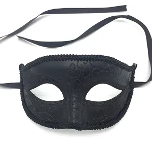 Maschera di carnevale nera per feste, maschera per occhi di Halloween con nastri e brillantini.