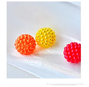Primer plano detallado de cuentas de perlas ABS de colores de 12 mm para manualidades.