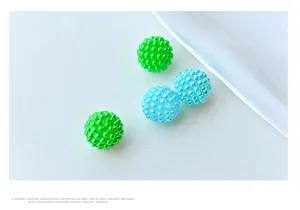 Primer plano detallado de cuentas de perlas ABS coloridas de 12 mm para manualidades.