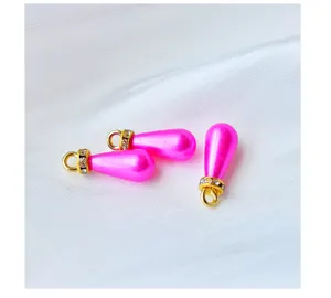 Roze druppelvormige parel hanger detail, gouden strass ring, DIY sieraden accessoires.