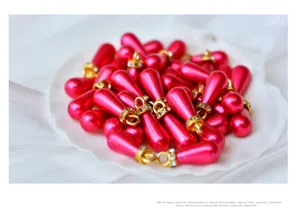 Kleurrijke druppel imitatie parel hangers DIY accessoires met strass ringen voor het maken van sieraden.