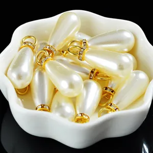 Druppelimitatie parel hangers met strass ringen en gouden lussen voor DIY sieraden maken.