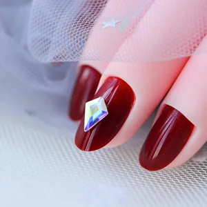 Uñas postizas con pedrería en forma de rombo, decoración de uñas en rojo vino brillante para novias.