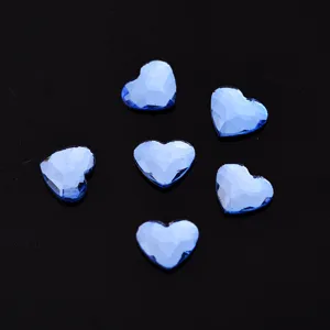 Glitzernde blaue Herz-Nagelstrasssteine für atemberaubende Maniküre- und DIY-Designs.