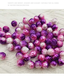 Gros plan de perles roses à dégradé coloré, surface lisse et brillante pour vos créations.