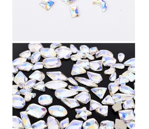 Primo piano di strass piatti AB misti per nail art, decorazioni in cristallo scintillanti.