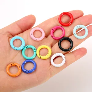 Vista dettagliata di anelli a molla colorati in metallo, accessori per borse DIY e collegamenti.
