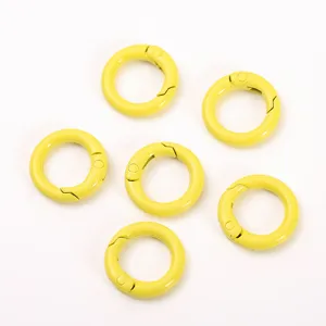 Primo piano dettagli di moschettoni rotondi gialli, accessorio in metallo per artigianato.
