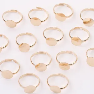 Detailansicht von 10mm verstellbaren flachen Ringrohlingen für DIY Schmuckherstellung.