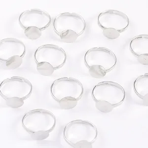Verstellbare flache Ringrohlinge im Detail, ideal für die DIY Schmuckherstellung.