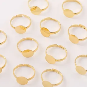 Verstellbarer goldener flacher Ringrohling Detailaufnahme fuer DIY Schmuckherstellung.