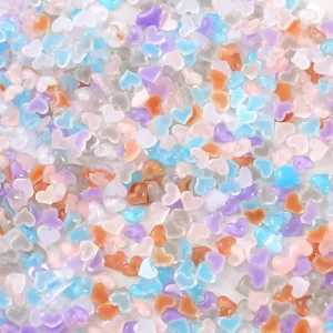 Vue de detail en gros plan de mini strass coeur transparents colores pour deco d'ongles diy.
