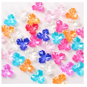 Vista detallada de cuentas de flores de tres lóbulos de 27mm para manualidades y decoración DIY.