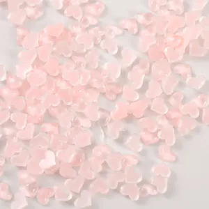 Gros plan de strass d'art d'ongle cœur translucide rose 3D, charmants décors de bricolage en résine.