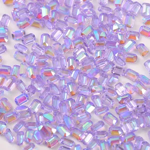 Primer plano detallado de pedrería de uñas rectangular aurora morada, cristales de hielo mágicos.