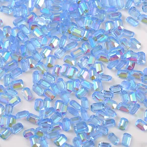 Primer plano de pedrería para uñas rectangular aurora azul claro, detalles cubitos hielo.