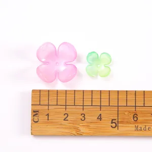 Cuentas de flores de cuatro hojas de acrílico degradado DIY accesorios de pétalos de flores
