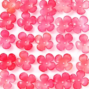 Primer plano detallado de cuentas de acrílico con degradado en forma de flor para joyas DIY.